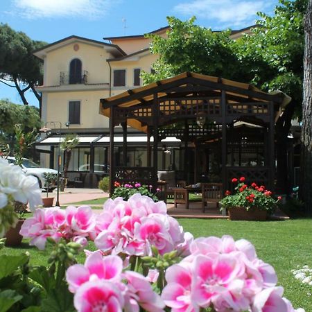 Hotel Virginia Marina di Massa Eksteriør billede