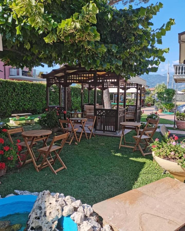 Hotel Virginia Marina di Massa Eksteriør billede