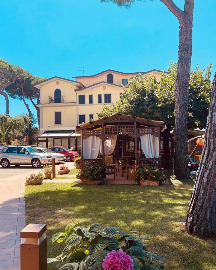 Hotel Virginia Marina di Massa Eksteriør billede