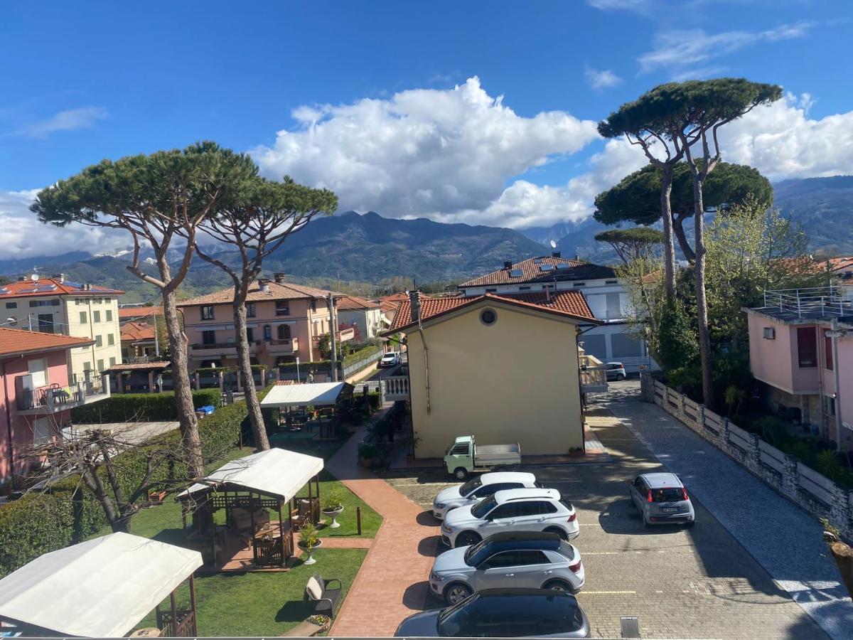 Hotel Virginia Marina di Massa Eksteriør billede