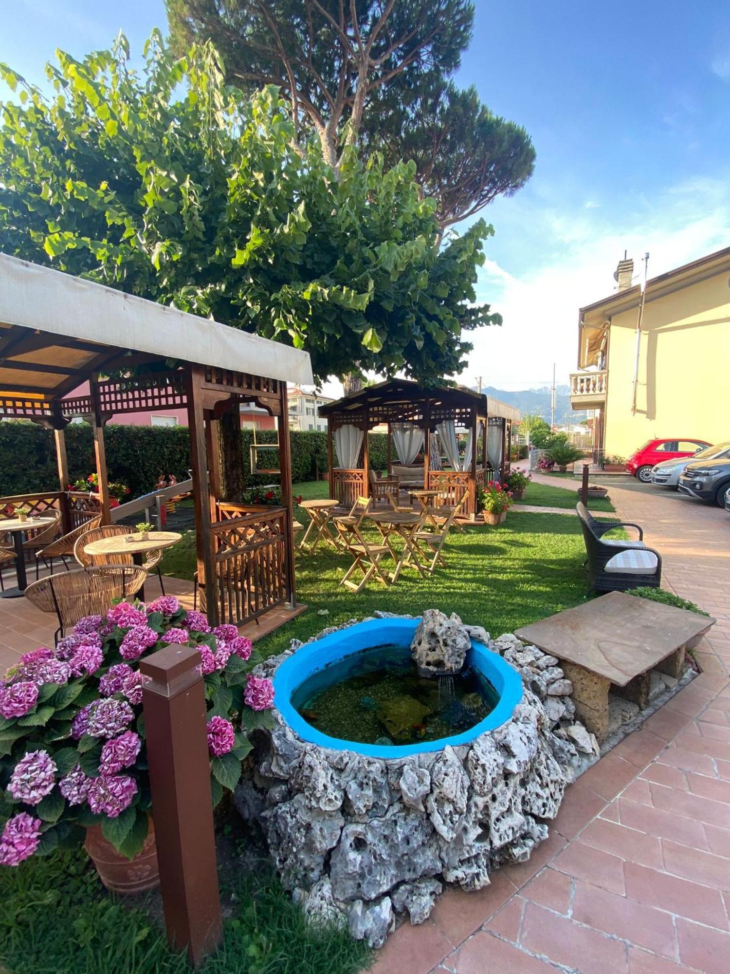 Hotel Virginia Marina di Massa Eksteriør billede
