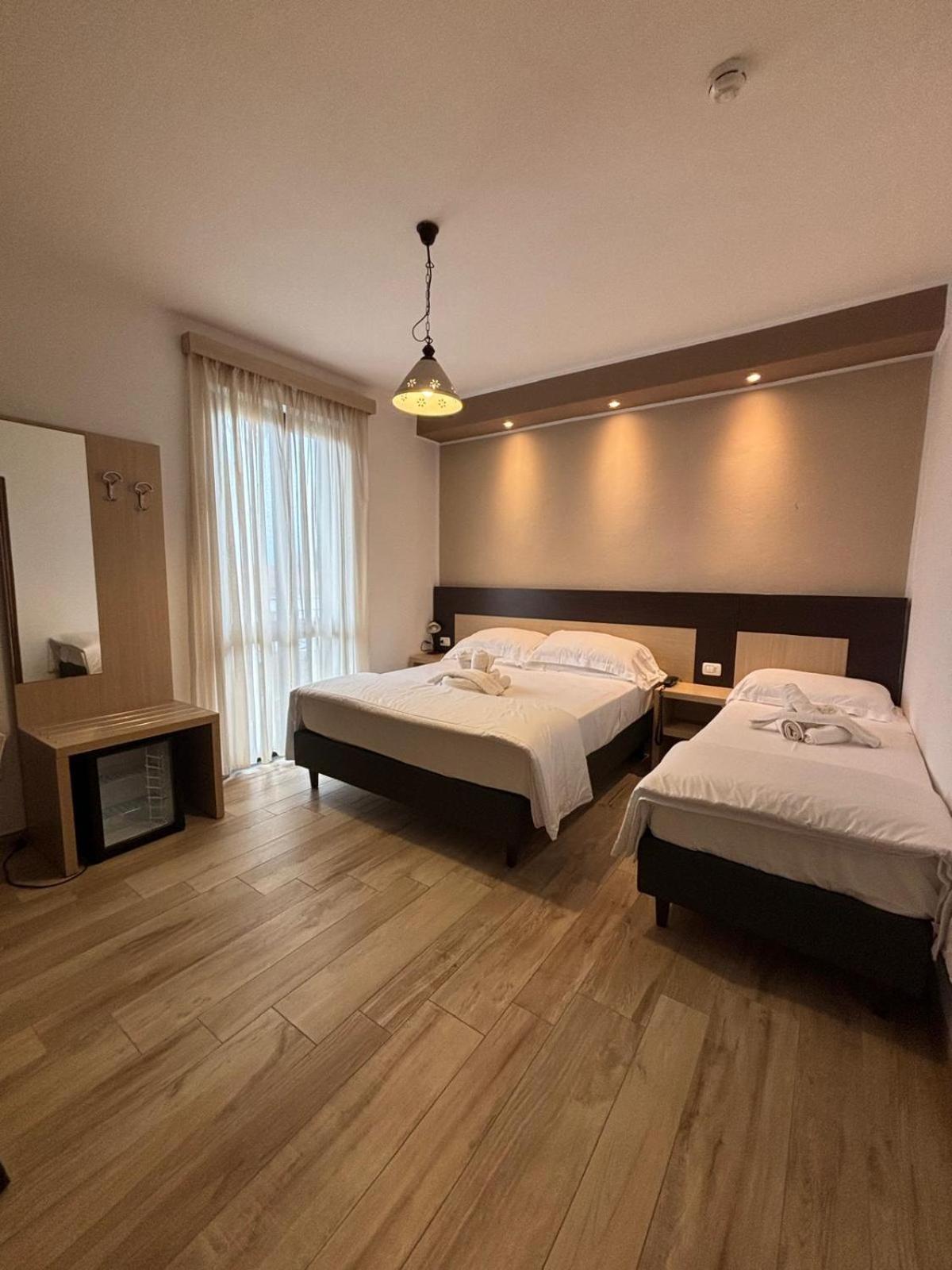 Hotel Virginia Marina di Massa Eksteriør billede