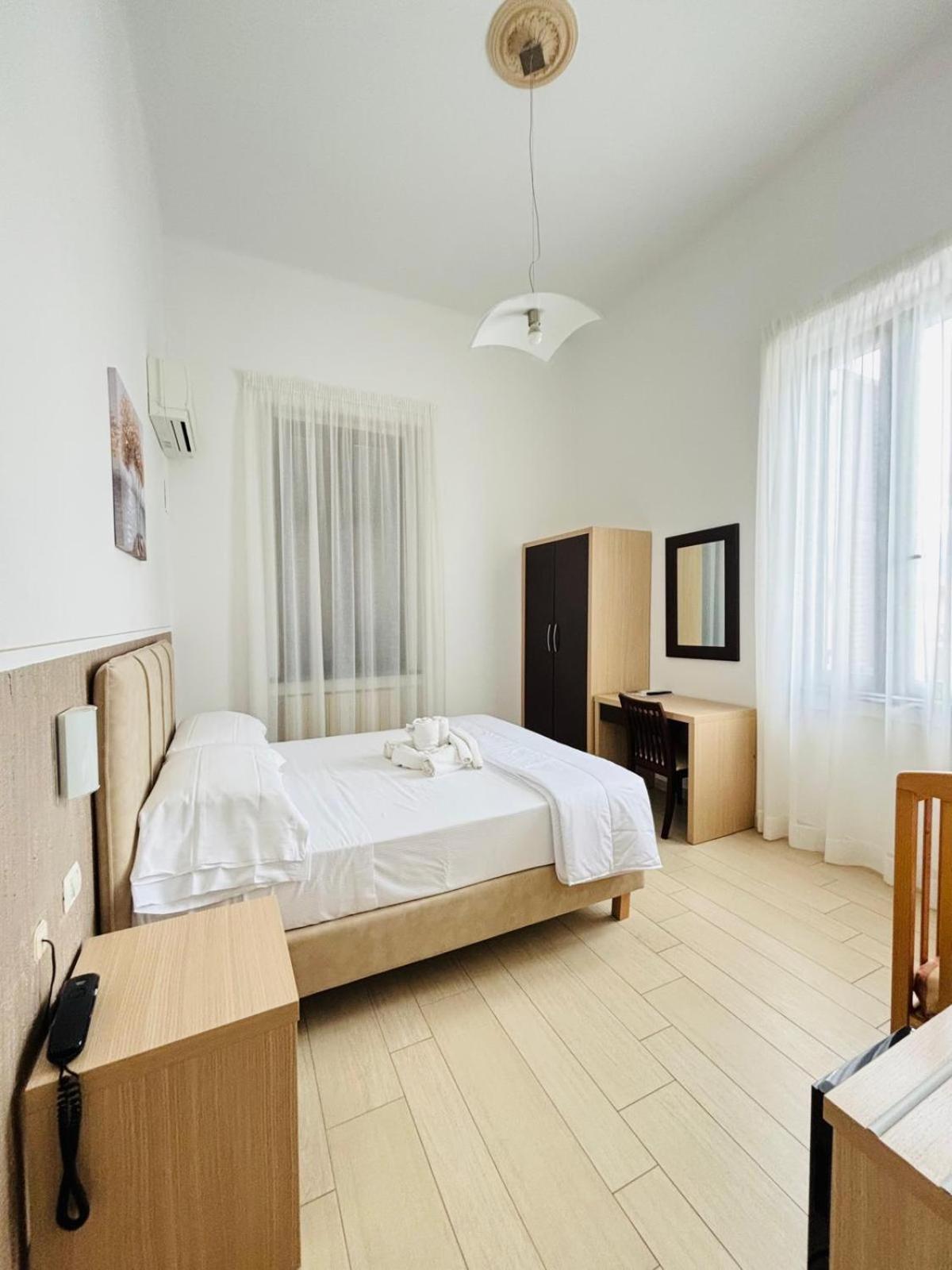 Hotel Virginia Marina di Massa Eksteriør billede