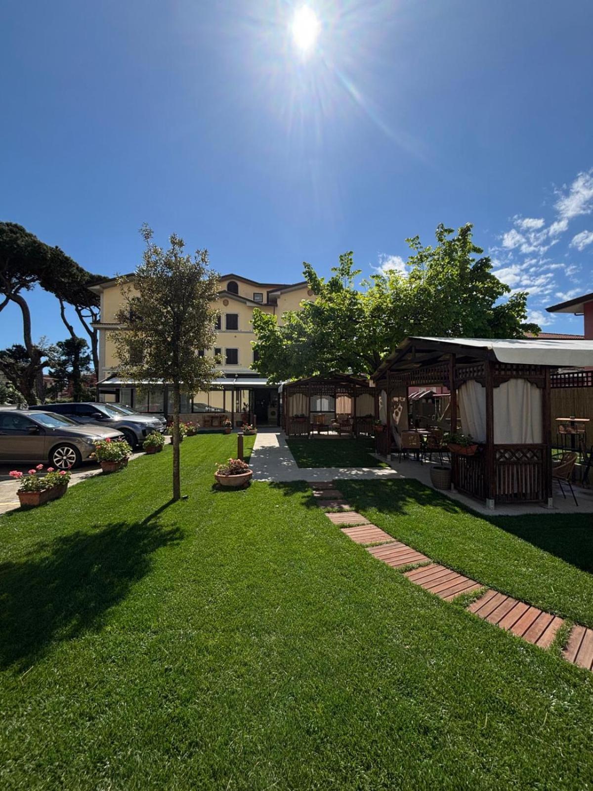 Hotel Virginia Marina di Massa Eksteriør billede
