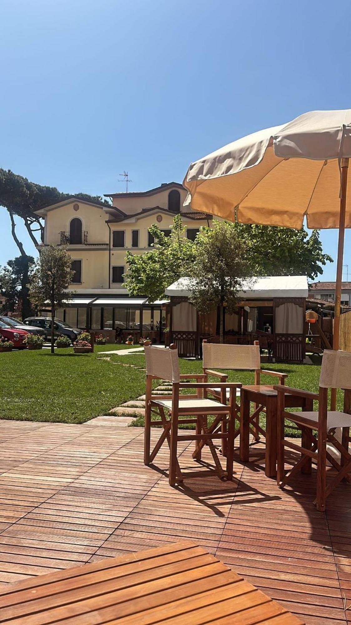 Hotel Virginia Marina di Massa Eksteriør billede