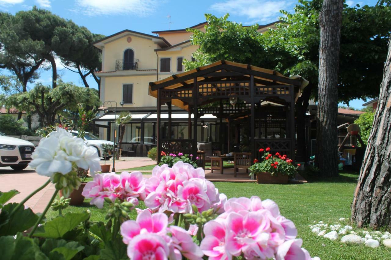 Hotel Virginia Marina di Massa Eksteriør billede