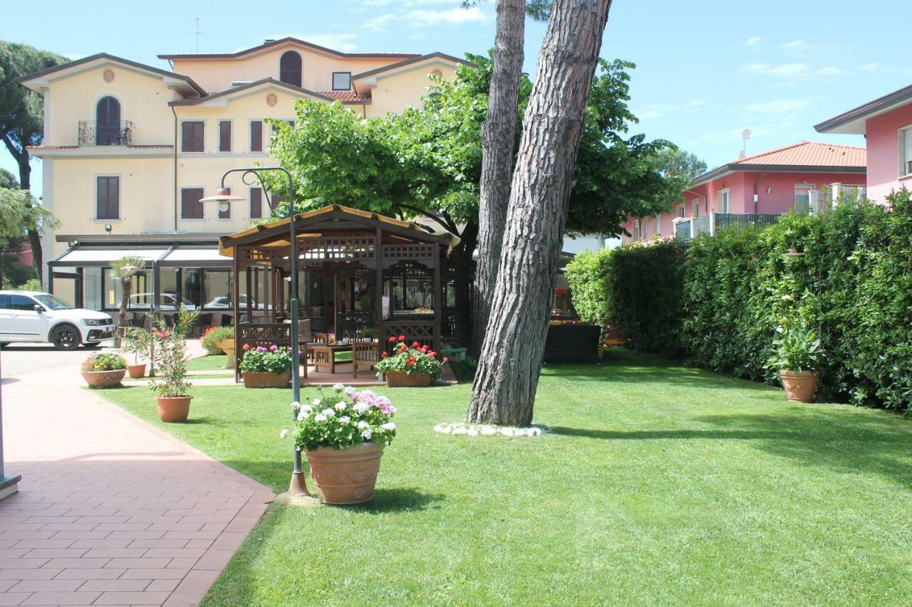 Hotel Virginia Marina di Massa Eksteriør billede